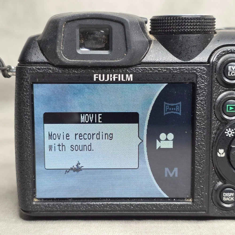 Fujifilm FinePix‎ S Series S1000fd 10.0MP Digital Camera FOR PARTS OR REPAIR